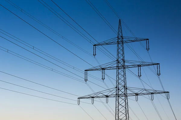 High voltage electricity pylon sunset blue hour energy power electricity dusk — Stock Photo, Image