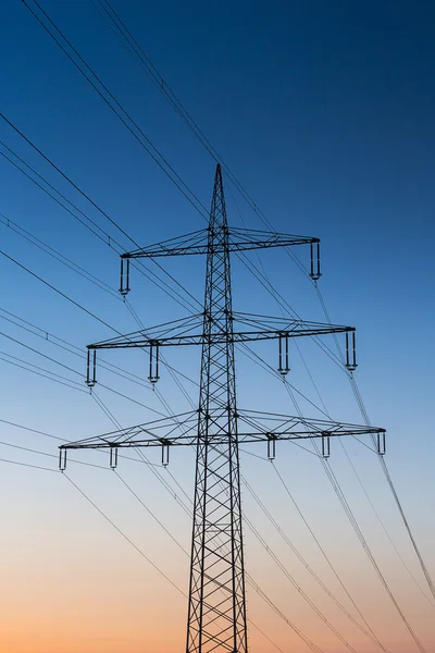 Electricidad de alto voltaje pilón puesta del sol hora azul energía energía electricidad crepúsculo —  Fotos de Stock