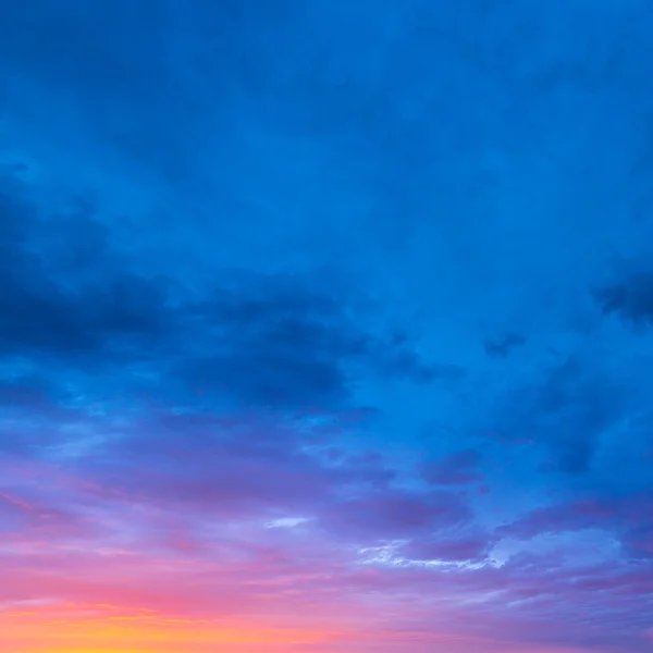 Luz solar nascer do sol nuvens céu azul hora cores vermelho crepúsculo luz strum tempo — Fotografia de Stock