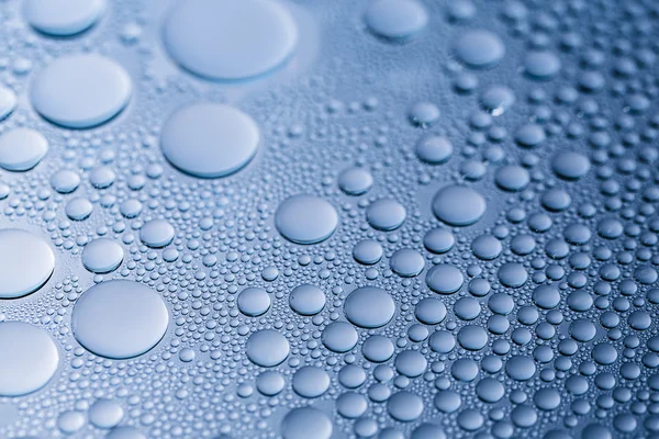 Gotas de agua rebordeando efecto nano tau lotuseffekt sellador azul repele deflector de lluvia —  Fotos de Stock