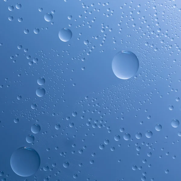 Gotas de agua rebordeando efecto nano tau lotuseffekt sellador azul repele deflector de lluvia —  Fotos de Stock