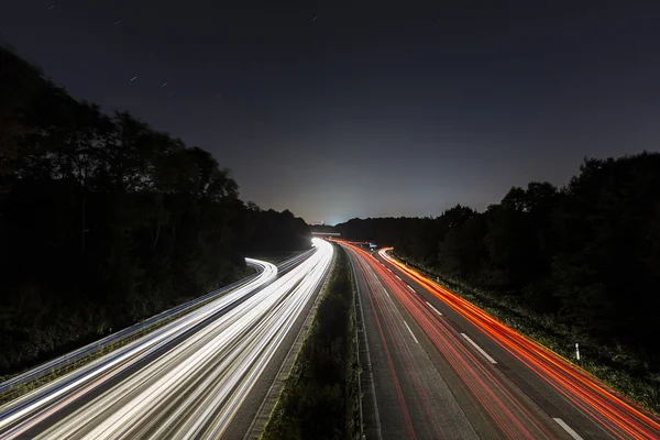 Lungo tempo di esposizione autostrada luna crociera auto sentieri leggeri striature di autostrada della velocità della luce — Foto Stock