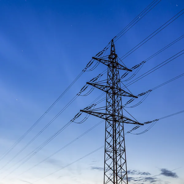 Υψηλής τάσης ηλεκτρικής ενέργειας πυλώνα ηλιοβασίλεμα μπλε ώρα ενεργειακής ενέργειας ηλεκτρικής ενέργειας σούρουπο — Φωτογραφία Αρχείου