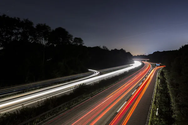 Lång tid exponering motorvägen cruising Moonbil lätta spår stråk av ljusets hastighet motorväg — Stockfoto