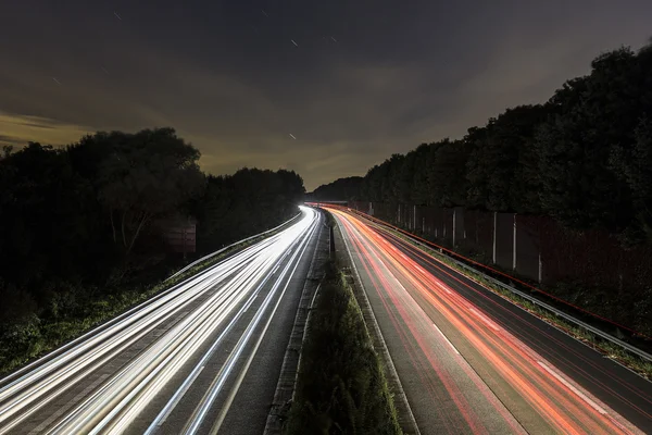 Lungo tempo di esposizione autostrada luna crociera auto sentieri leggeri striature di autostrada della velocità della luce — Foto Stock