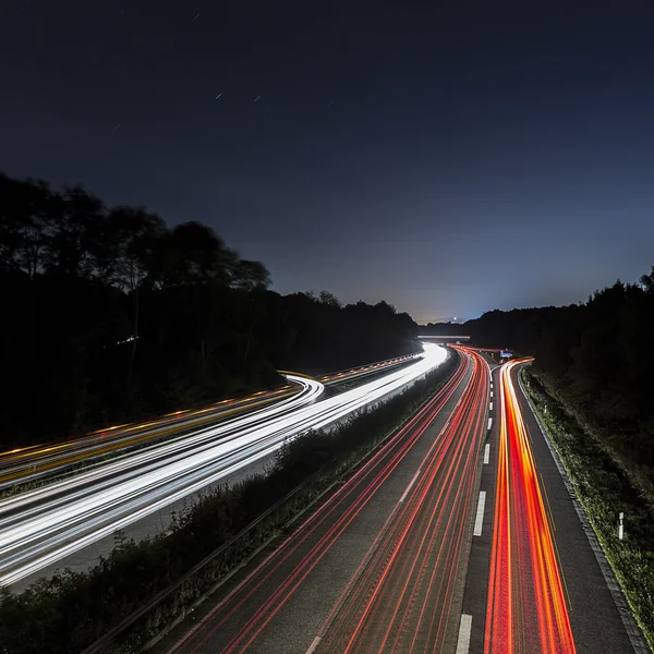 Lange tijd blootstelling freeway maan Cruise auto licht routes strepen van lichtsnelheid snelweg — Stockfoto