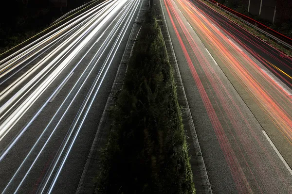 Lungo tempo di esposizione autostrada luna crociera auto sentieri leggeri striature di autostrada della velocità della luce — Foto Stock