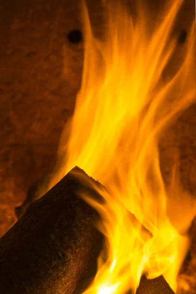 煙突の煙炎燃焼エネルギー居心地の良い冬の薪煙突パターン黒 — ストック写真
