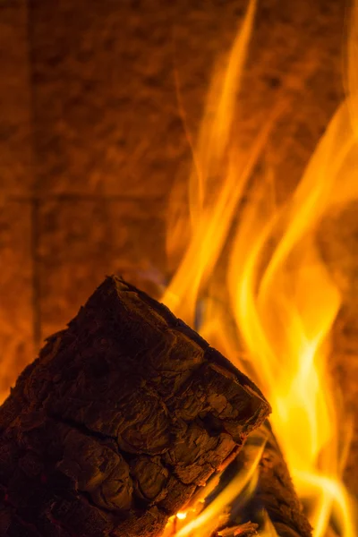 Bacadan duman alev ateş etmek enerji cozy kış yakacak odun baca desen siyah yanmak — Stok fotoğraf