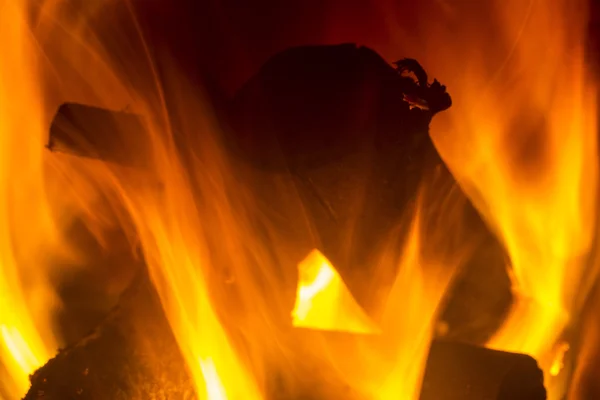 Chimenea humo fuego llama quemar energía acogedor invierno chimenea patrón negro — Foto de Stock