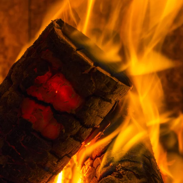 Chimenea humo fuego llama quemar energía acogedor invierno chimenea patrón negro — Foto de Stock