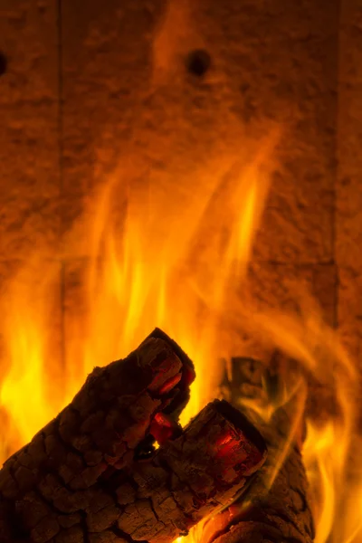 Bacadan duman alev ateş etmek enerji cozy kış yakacak odun baca desen siyah yanmak — Stok fotoğraf