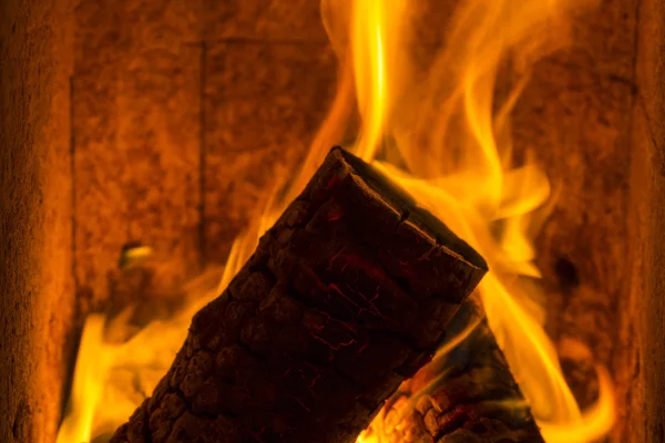 Camino fumo fuoco fiamma bruciare energia accogliente inverno camino a legna modello nero — Foto Stock