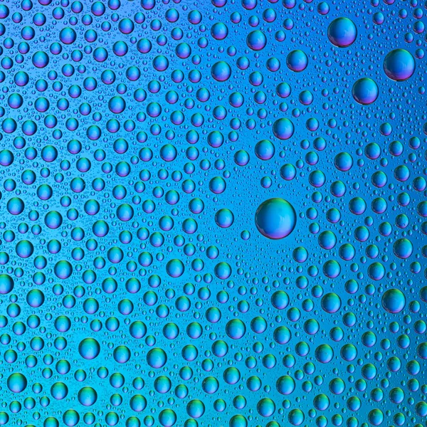 Gotas de agua espectral azul océano colores gradiente arco iris colorido rebordear lotouseffekt tau sellado — Foto de Stock