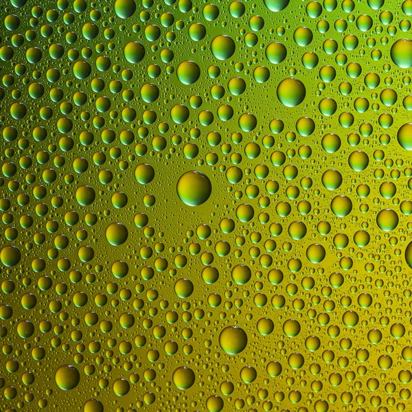 Waterdrops gradiente espectral verde amarelo ouro cores arco-íris colorido beading lotuseffekt tau selagem — Fotografia de Stock