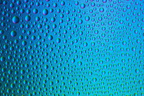 Waterdrops spectrale kleurovergang blauwe oceaan groene kleuren regenboog kleurrijke beading lotuseffekt tau afdichting — Stockfoto