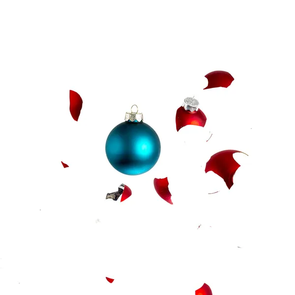 クリスマス ボール クリスマス ツリー青赤い飾り装飾インパクト粉々 に爆発 — ストック写真