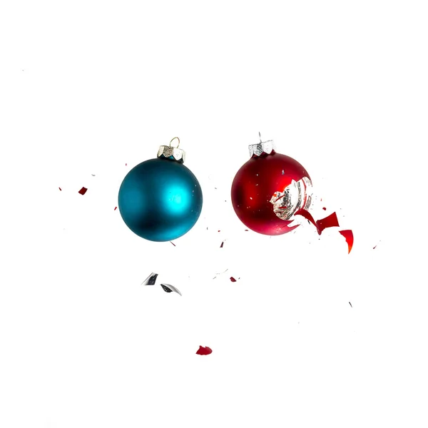 Χριστουγεννιάτικη μπάλα χριστουγεννιάτικο δέντρο μπλε κόκκινο στολίδι διακόσμηση επιπτώσεις έκρηξη γκρεμίστηκε — Φωτογραφία Αρχείου
