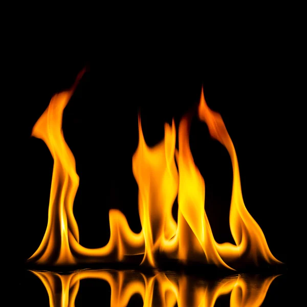Ogień płomień wybuch czarny marki płyta grill kominek ostry ognisko wulkan podpalenie ściany — Zdjęcie stockowe