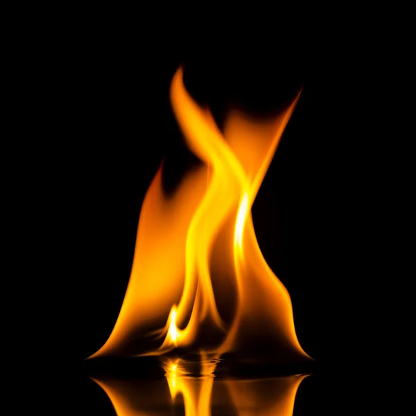 Brand vlam explosie zwart merk kookplaat grill open haard scherpe kampvuur brandstichting muur vulkaan — Stockfoto