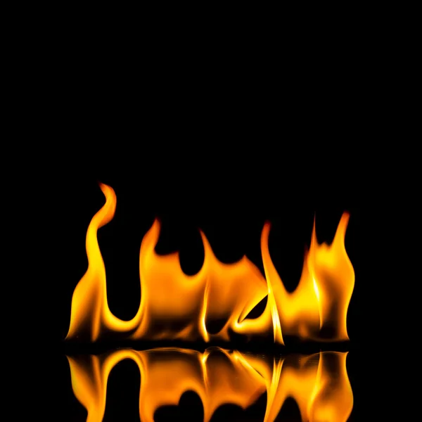 Fogo chama explosão preto marca fogão grill lareira afiada fogueira vulcão fogo posto parede — Fotografia de Stock