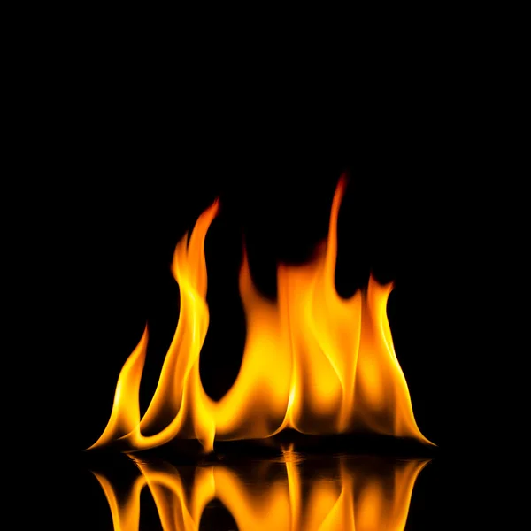 Incendie flamme explosion noir marque plaque de cuisson cheminée feu de camp pointu volcan incendie criminel mur — Photo