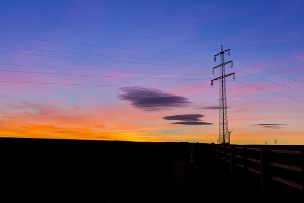 Sonnenaufgang Elektrizität Pylon Energie Winter Silhouette Natur Orange Blau Stunde heißes Sonnenlicht — Stockfoto