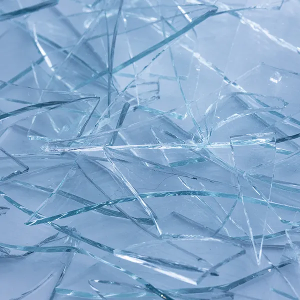 Gebroken glas gebroken glas shatterproof glas scheurde verzekering ongeval schade diefstal inbreker — Stockfoto