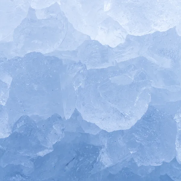 Ezilmiş buz buz küp buz küpleri soğuk kış buz kristali içki barmen yaz desen dondurulmuş — Stok fotoğraf
