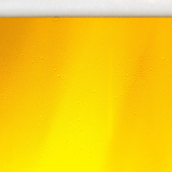 Cerveza rocío gotas de cerveza espuma vidrio oro corona espuma ola oktoberfest condensación cervecería restaurante pils — Foto de Stock