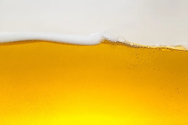 Birra birra schiuma birra vetro oro schiuma corona schiuma onda oktoberfest alcol birrificio ristorante pils — Foto Stock