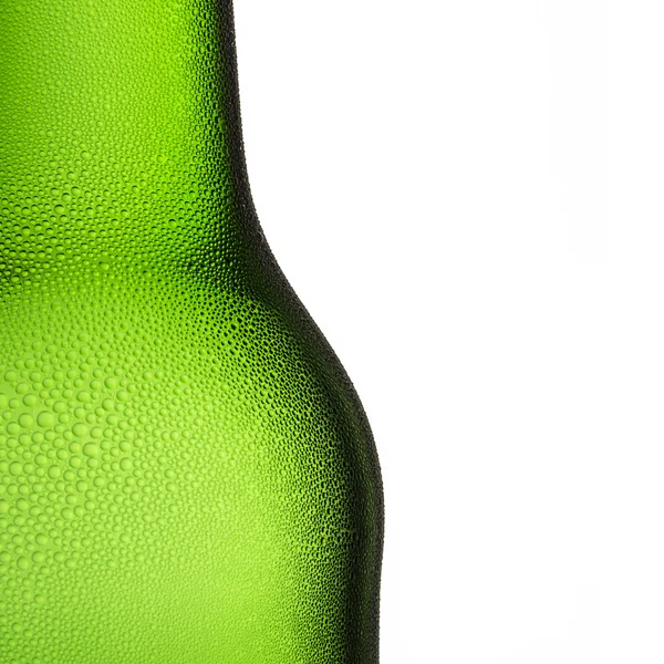 Birra bottiglia collo di bottiglia condensazione gocciolante verde freddo rugiada birra schiuma birreria discoteca estate partito — Foto Stock