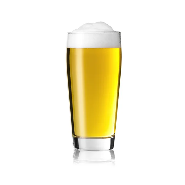 Taza de cerveza de vidrio de cerveza lager espuma de espuma willi corona, pilotes de oro alcohol cervecería gastronomía aislada — Foto de Stock