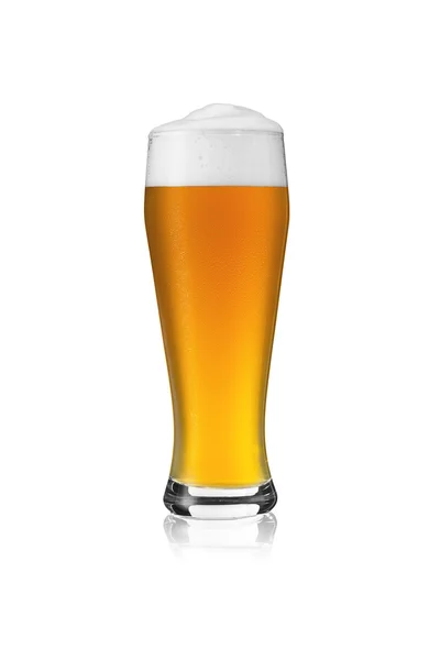 Σιτάρι μπύρα ποτήρι μπύρα αφρού λευκή μπίρα αφρού στέμμα δροσιά συμπύκνωση σταγόνες Μπρούερ χρυσό απομονωμένες αλκοόλ — Φωτογραφία Αρχείου