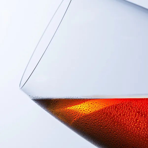 Rose wijn glas condensatie koele dauw van vers drinkwater druppels alcoholische druif — Stockfoto