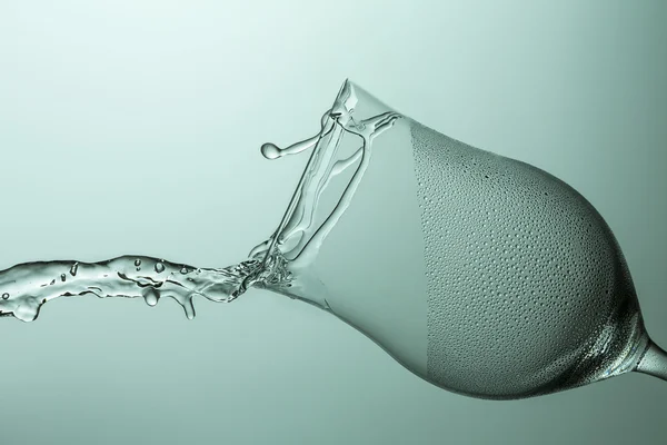 Copa de vino de agua salpicadura enjuague vidrio higiénico salpicadura gota de rocío shod agua potable fresca — Foto de Stock