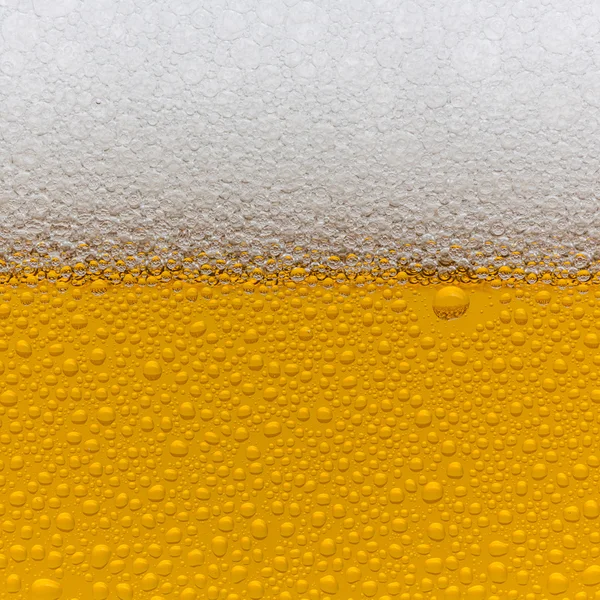Orvalho de cerveja cai espuma de cerveja vidro coroa de ouro onda de espuma oktoberfest condensando pilhas restaurante cervejaria — Fotografia de Stock