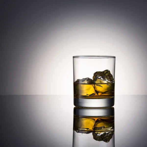 Whiskey glass drink bourbon ice rocks scotland alcohol spirit tennessee — Fotografia de Stock