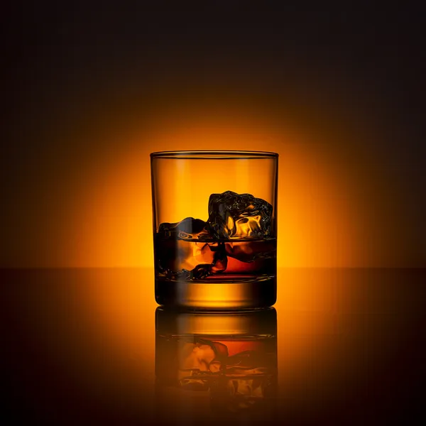 Whiskey glass ice cube drink bourbon summer sunset horizon rocks alcoholic scotland — Stock Photo, Image