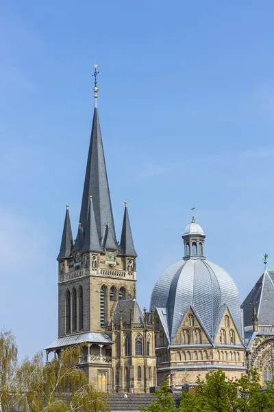 Aachen Aachener Dom Aix-la-Chapelle UNESCO-Welterbe Kaiserdom kaiser sehenswürdigkeit gotik kirche — Stock fotografie