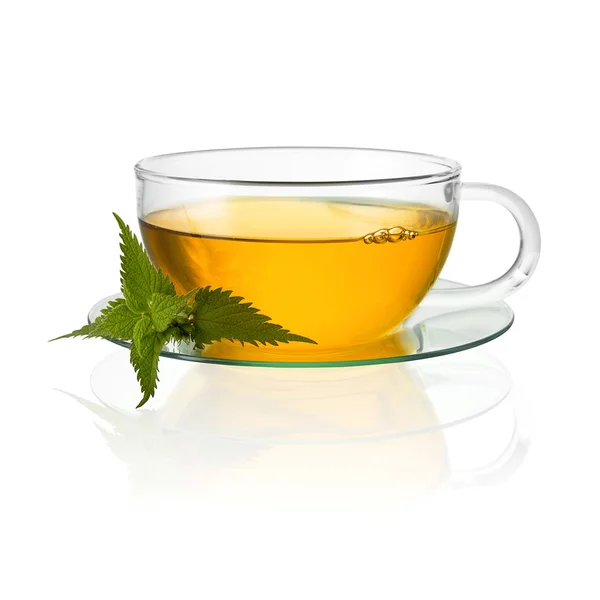 Tazza di tè tazza di vetro bevanda ortica pianta medicinale isolato bevanda calda freddo-caldo agenzia gratuita — Foto Stock