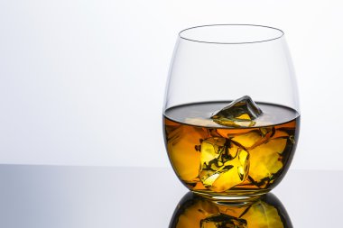 viski cam yansıması buz içki burbon alkollü alkol kayalar İskoçya ruhu tennessee