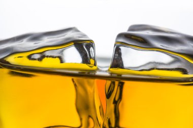 buz cam izole yakın çekim plaka bourbon viski İskoçya alkollü ruhuna kayalar tennessee