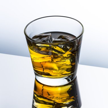 viski cam yansıması buz içki burbon alkollü alkol kayalar İskoçya ruhu tennessee