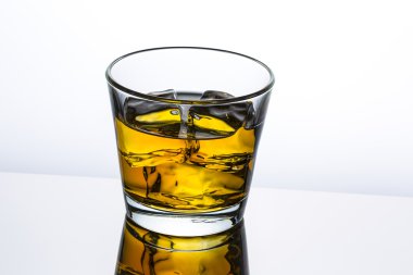 viski cam yansıması buz içki burbon alkollü alkol kayalar İskoçya ruhu tennessee