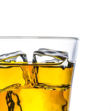 buz cam izole yakın çekim plaka bourbon viski İskoçya alkollü ruhuna kayalar tennessee