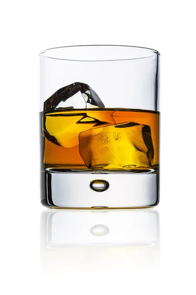 Whiskey ijsvrije glazen plaat geïsoleerd bourbon rotsen Schotland alcoholische geest (Tennessee) — Stockfoto