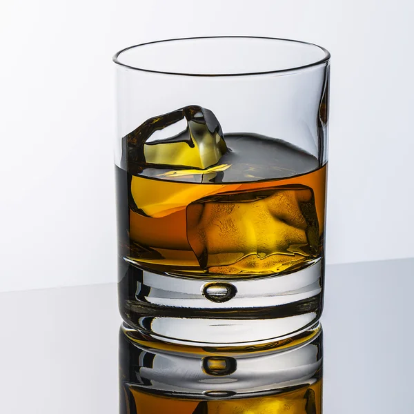 Whisky glas reflectie ijs drankje bourbon rotsen alcoholische alcohol Schotland geest tennessee — Stockfoto