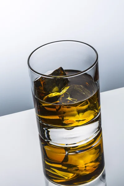 Whisky glas reflectie ijs drankje bourbon rotsen alcoholische alcohol Schotland geest tennessee — Stockfoto