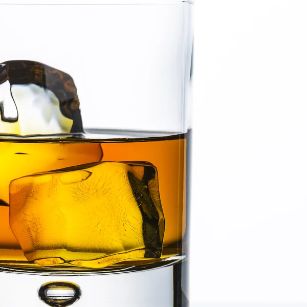 Whiskey ijsvrije glas close-up plaat geïsoleerd bourbon rotsen Schotland alcoholische geest (Tennessee) — Stockfoto